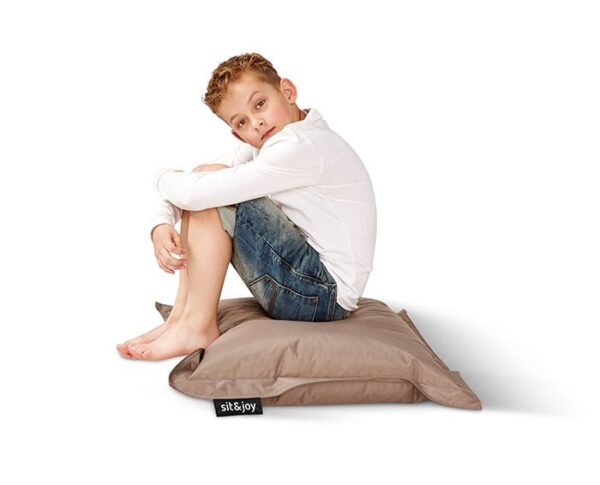 Tutti-Taupe-model-e1565786645231